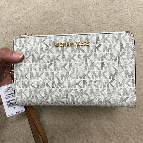 💯 Authentic Michael Kors Vanilla Wristlet